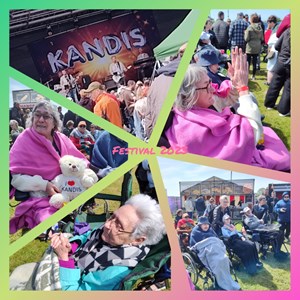 Ni beboere fra Breumgaard festede til Skive Handicap Festival. Særligt Kandis og Birthe Kjær var et hit. 31. maj 2023.