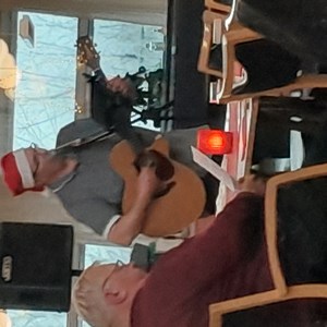 Niels Knudsen stod for sang og julemusikken på guitar på Dagcenter Møllegården. December 2022.