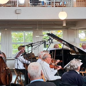 Skøn matiné på Center Møllegården i Skive med Mølleorkesteret, der spillede koncert for fuldt hus.