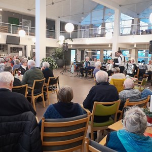 De glade musikanter fra Skive AOF har underholdt med masser af glad harmonikamusik på Center Møllegården. November 2023.