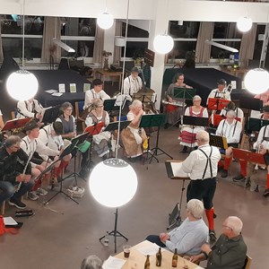 Tyrolerfest på Center Møllegården. Postorkestret gav koncert iført tyrolertøj. En festlig dag med fællessang og øl. Oktober 2023.