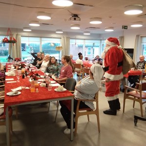 Julefrokost for beboerne på Lem Plejecenter med besøg af selveste julemanden. December 2023.
