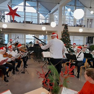 Mølleorkestret satte gang i julestemningen, da de gav julekoncert på Center Møllegaarden. December 2022.