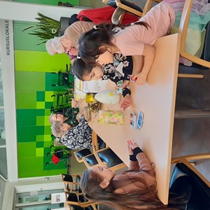Center Møllegården havde elever fra Aakjærsskolens SFO på besøg til torsdagshygge med masser af spil, saftevand og kaffe - marts 2024