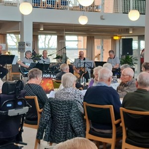 Bandet "Kun for sjov" underholdt på Center Møllegården. Imens var det muligt at nyde en kop kaffe og gammeldags æblekage af Møllegården hemmelige opskrift. Marts 2024.