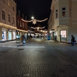 På Jebjerg Plejecenter har de været på den årlige juletur rundt i Skive for at se på alle de smukke julelys - december 2022.