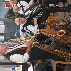 Aktiv Musik hyggede om gæsterne på Center Møllegården en regnvåd oktoberdag. Der var masser af fællessang og dejlig musik. Oktober 2023.