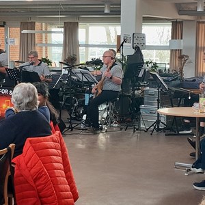 Bandet "Kun for sjov" underholdt på Center Møllegården. Imens var det muligt at nyde en kop kaffe og gammeldags æblekage af Møllegården hemmelige opskrift. Marts 2024.