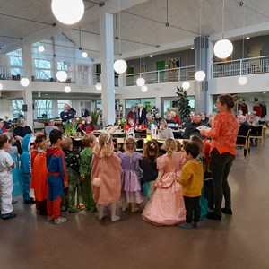 Fastelavnsfest på Møllegården med besøg af de søde børn fra børnehaven Lærkereden. Februar 2023.