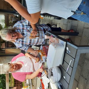Den 17. august var der grillhygge med hotdog og isvafler på Jebjerg Ældrecenter.