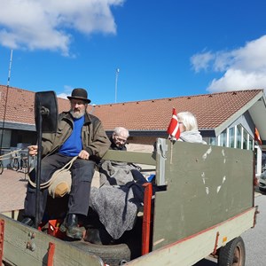 John kom forbi Jebjerg Ældrecenter med hestevognen den 5. august. Alle der havde lyst fik en køretur.