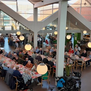 "Spis sammen med andre" på Center Møllegården i samarbejde med Ældresagen gav en dejlig eftermiddag med glade gæster, lækker mad og fællessang dirigeret af pianist Erland Christensen. April 2023.