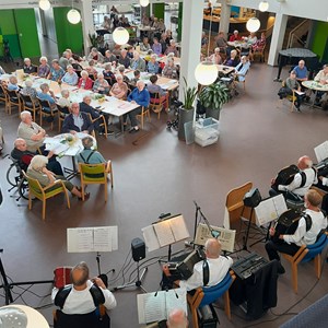 Aktiv Musik trak fuldt hus til en hyggelig tirsdagskoncert på Møllegården. August 2023.