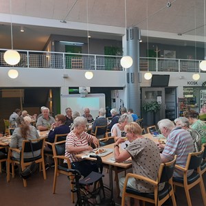 Fejring af Sankt Hans på Center Møllegården med grillede pølser og midsommervisen. Juni 2023.