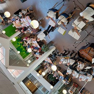Mølleorkestret spillede sæsonens sidste koncert på Center Møllegården, inden sommerpausen frem til september. April 2024.