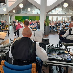 En festlig eftermiddag på Center Møllegården med koncert af Aktiv Musik. Der var masser af fællessang og hygge. April 2023.